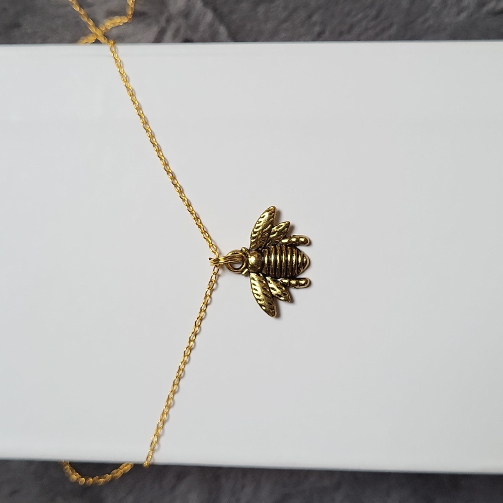 NWOT! Bee 🐝 Necklace!